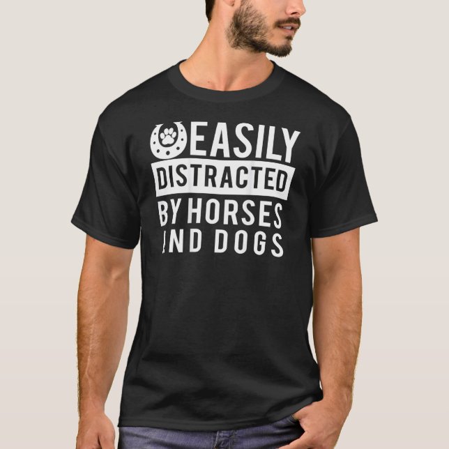T-shirt Facilement Distrait Par Les Chevaux Et Les Chiens  (Devant)