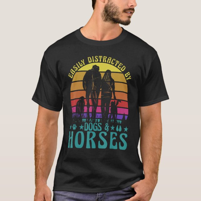 T-shirt Facilement distrait par les chiens et les chevaux  (Devant)