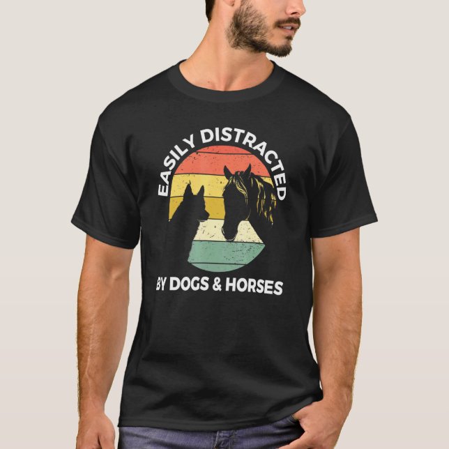 T-shirt Facilement Distrait Par Les Chiens Et Les Chevaux  (Devant)