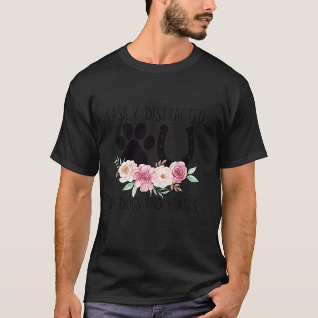 T-shirt Facilement Distrait Par Les Chiens Et Les Chevaux  (Devant)