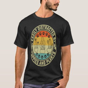 T-shirt Facilement Distrait Par Les Chiots Et Les Plantes 