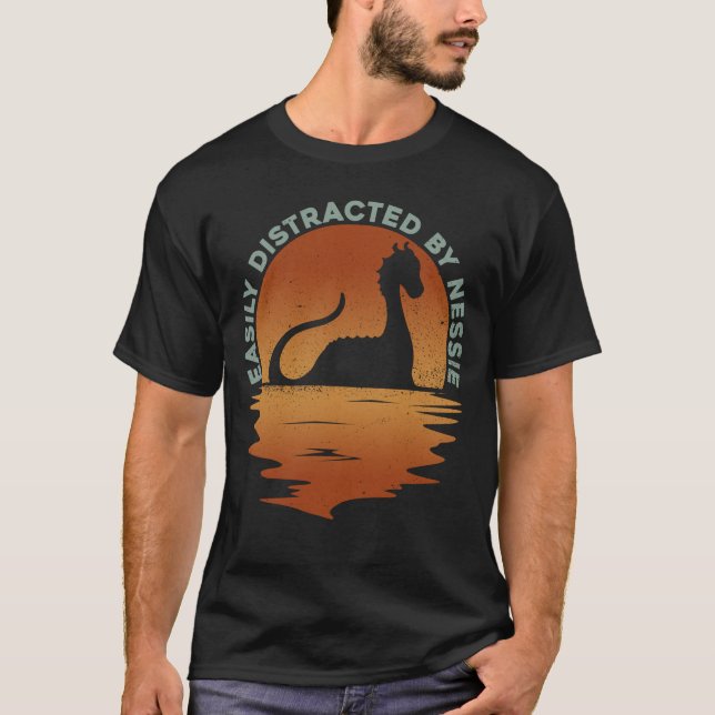 T-shirt Facilement Distrait Par Nessie - Nessie Loch Ness (Devant)