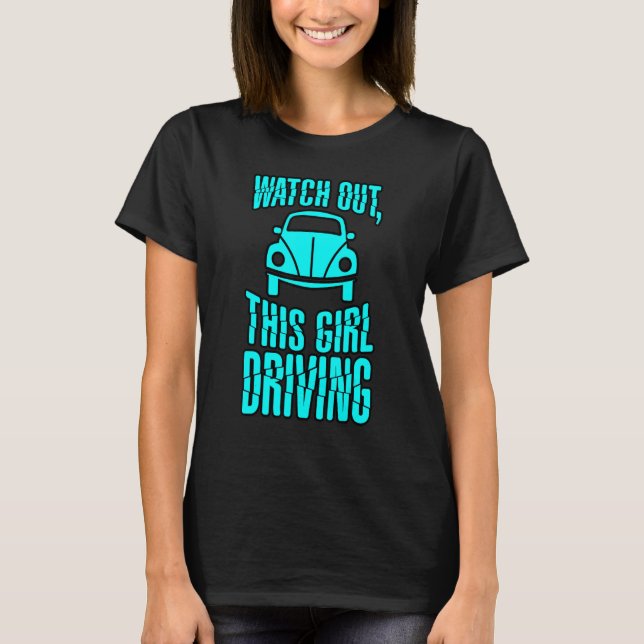 T-shirt Fais attention à cette fille qui conduit (Devant)
