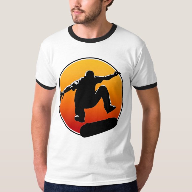 T-shirt faisant de la planche à roulettes (Devant)
