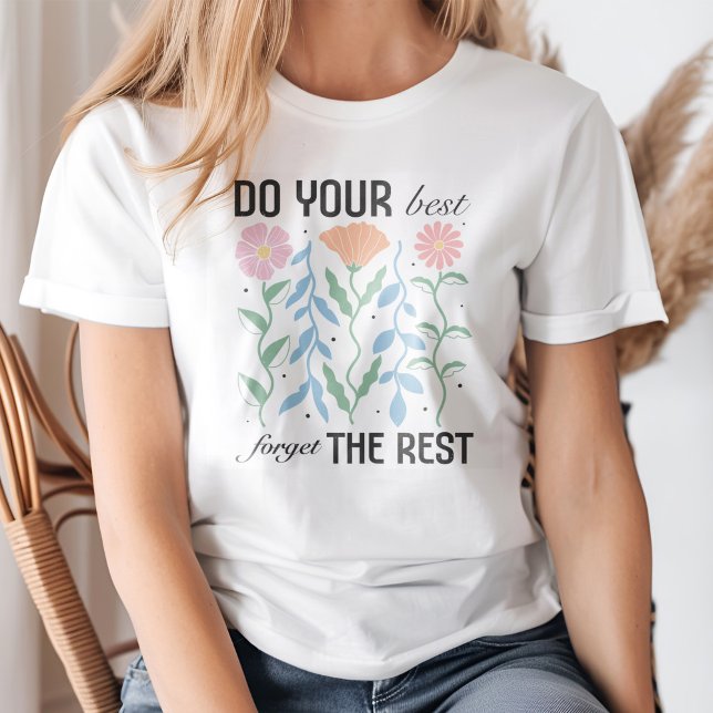 T-shirt "Faites votre mieux oublier le reste" Boho Floral (Young blond woman wearing a "Do Your Best Forget the Rest" Boho Floral T-Shirt.)