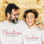 T-shirt Famille Christmas | Minimaliste Family Nom<br><div class="desc">Simple et élégant "Noël avec le ()" citation t-shirt homme dans la typographie moderne minimaliste en rouge et vert festif. Le design peut être facilement personnalisable avec votre(s) nom(s) de famille,  année ou votre propre salutation spéciale pour des vibes de vacances super mignonnes sur mesure!</div>
