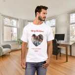 T-shirt Famille de Noël photo coeur nom de famille<br><div class="desc">Chemise blanche. Personnalisez et ajoutez votre propre photo de famille. Cadre en forme de coeur. Ajoutez votre nom de famille et votre année. Texte rouge.</div>