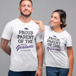 T-shirt Famille Parente Fière Diplômé Noir pourpre<br><div class="desc">T-shirt de la famille de graduation personnalisé avec un casquette gris violet,  le dicton "fier parent du diplômé" qui peut être personnalisé à maman,  papa,  bestie,  soeur,  frère,  grand-mère,  grand-père ou tout autre titre,  l'année de classe,  le nom des diplômés,  et l'école ou l'université qu'ils ont fréquenté.</div>