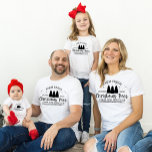 T-shirt Famille personnalisée Nom personnalisé corresponda<br><div class="desc">Célébrez la joie et la convivialité de la saison des Fêtes avec nos T-Shirts de Noël personnalisés de la famille personnalisée. Ces chemises exquises sont le moyen idéal pour unir votre famille dans un style festif, créer des souvenirs chéris et capturer l'esprit de la saison. Customisez chaque chemise avec votre...</div>
