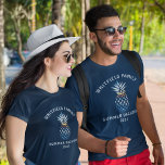 T-shirt Famille personnalisée Vacances tropicales Sunset B<br><div class="desc">Une plage au coucher du soleil et la scène de l'horizon à l'intérieur d'une forme d'ananas montrant un océan calme. Parfait pour les vacances d'été en famille, les mariages, les douches et les célébrations ! Correspond aux éléments de cette collection. Ajoutez votre nom ou nom d'invité en cliquant sur le...</div>