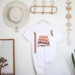 T-shirt Famille Réunion Camping Road Trip | Retro Boho<br><div class="desc">Avec ses rayures seventies et sa typographie rétro dans un design moderne et tendance. Modifiez le nom de famille pour en faire votre propre design personnalisé. Ce design ne sera jamais dénué de style. Idéal pour les photos de famille, les fêtes de réunion, les voyages sur route et plus encore....</div>