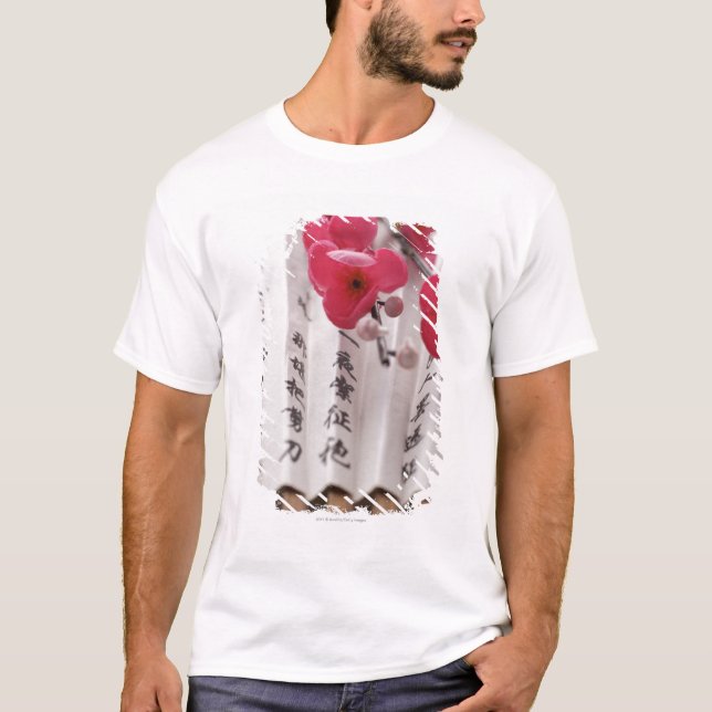 T-shirt Fan de papier chinois avec des fleurs de pêche (Devant)