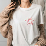 T-shirt Fantasque coquette nœud papillon nouage enterremen<br><div class="desc">Fantasque coquette nouage du nœud papillon moderne boho élégant stylé écriture manuscrite enterrement de vie de jeune fille ou décor de fête de bachelorette party design de t-shirt assorti. Collection contemporaine rouge et rose.</div>