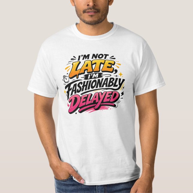 T-shirt Fashionably Delayed Funny Quote Tee (Devant)
