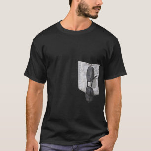 T-shirt Fausse poche avec des lunettes de soleil dehors