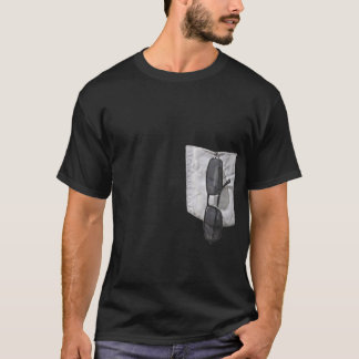 T-shirt Fausse poche avec des lunettes de soleil dehors