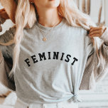 T-shirt Féministe| Typographie collégiale<br><div class="desc">Notre tee-shirt gris bruyant présente le style "FEMINISTE" dans le style collégial noir en lettres pour une déclaration audacieuse.</div>
