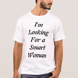 T-shirt femme futée dans une vraie jupe courte