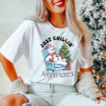 T-shirt femme Gnome Chillin Christmas<br><div class="desc">Chemise snowman confortable, laissez-la neiger t-shirt, tee détente de vacances, vêtements d'hiver festifs, chemise de Noël décontractée. Reposez-vous avec ce design de bonhomme de neige charmant! Juste du frisson !" Parfait pour les journées d'hiver où tout ce que vous voulez est de vous détendre près de l'arbre et regarder la...</div>