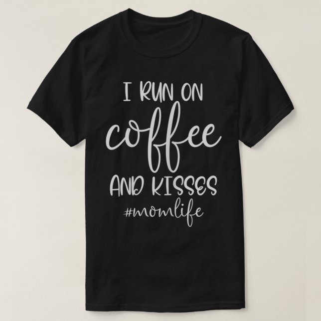 T-shirt Femme I Run on Coffee and Kisses, Maman life Funn (Design devant)