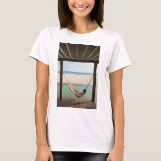 T-shirt Femme s'étendant sur un hamac à un petit hôtel