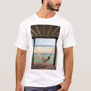 T-shirt Femme s'étendant sur un hamac à un petit hôtel