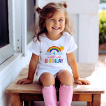 T-shirt Fête d'anniversaire personnalisée pour filles Rain<br><div class="desc">Le design de chemise de fête d'anniversaire de fille sur mesure, brillant et gai, est orné d'un arc-en-ciel coloré avec des nuages et du soleil. Customisez avec le nom et le numéro d'anniversaire de votre enfant. Nuages bleu ciel clair aux couleurs arc-en-ciel : rouge, orange, jaune, rose, vert, turquoise, bleu...</div>