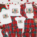 T-shirt Fête de famille Vintage rétro personnalisée<br><div class="desc">Découvrez l'esprit festif avec notre T-shirt de Noël Vintage et tendance personnalisé ! Avec un design ludique et nostalgique, cette chemise combine style de vacances classique avec une touche personnalisée, ce qui en fait un lieu idéal pour les fêtes de famille. Customisez chaque chemise avec le nom des membres de...</div>