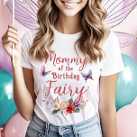 T-shirt Fête des parents de la fête d'anniversaire<br><div class="desc">Célébrez la journée spéciale de votre petit avec notre T-shirt "Mère de la Fée d'anniversaire". Cette chemise enchanteresse présente des polices fantaisistes et un charmant bouquet floral avec des papillons, parfaitement assorti à la palette de couleurs de notre collection Fairy First Birthday. Fabriquée en tissu doux et de haute qualité,...</div>