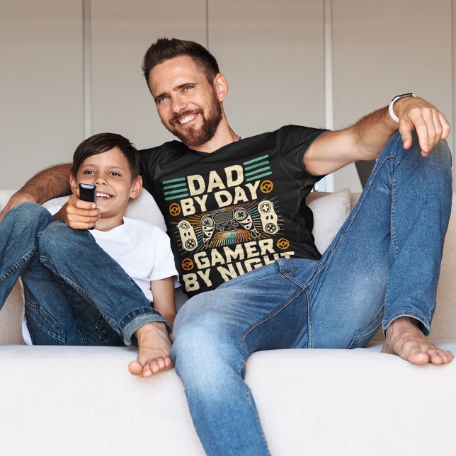 T-shirt Fête des pères papa par jour Gamer par nuit (Father's day Dad by day Gamer by night T-Shirt)