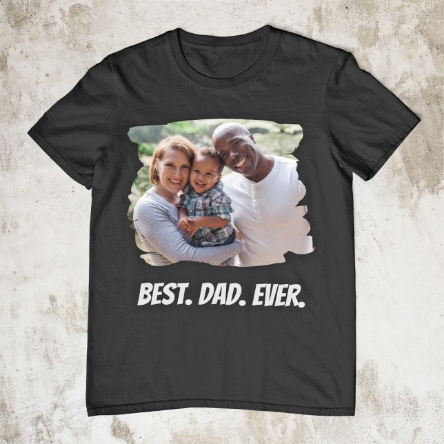 T-shirt Fête des pères photo de famille personnalisée de m (This T-shirt is a must-have for your dad. It has a custom family photo and a Best Dad Ever message.)