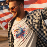 T-shirt Feu d'aigle patriotique<br><div class="desc">Avec les 4 juillet qui viennent, entrez dans votre esprit patriotique avec ce design de tasse en papier patriotique avec un aigle audacieux aux couleurs du drapeau américain sur un arrière - plan blanc et texte personnalisé en rouge et bleu.</div>