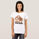 T-shirt Fiançailles de bachelorette de Ring-a-Ding-Ding Ma<br><div class="desc">Le design présente une illustration originale de savoureux anneaux d'oignon frits brun doré, avec RING A DING DING dans une police amusante. Idéal pour un mariage, une douche nuptiale, un mariage, un fiançailles ou un drôle de cadeau de fête de bachelorette! Personnalisez simplement vos informations d'événement pour un look unique....</div>