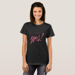 T-shirt Fiançailles Faire-part J'ai dit Oui Mariée<br><div class="desc">Célébrez votre fiançailles avec ce t-shirt noir chic avec le texte "J'ai dit oui !" en calligraphie de script rose et élégant. Fabuleux t-shirt cadeau pour la mariée à être. Conçu exclusivement pour vous par Happy Dolphin Studio. Si vous avez besoin d'aide ou de produits correspondants, veuillez nous contacter à...</div>