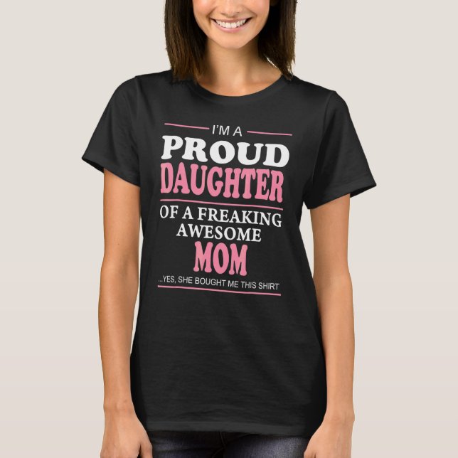 T-shirt Fier Fille D'Une Fausse Idée De Maman Étonnante (Devant)