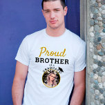 T-shirt Fier Frère d'un Diplôme d'études supérieures Photo<br><div class="desc">Fier Frère d'un Diplômé T-shirt photo de la casquette de graduation. T-shirt personnalisé pour le fier frère d'un diplômé avec une casquette de fin d'études et une photo du diplômé. Ajoutez votre photo. Vous pouvez modifier n'importe quel texte sur le t-shirt.</div>