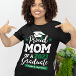 T-shirt Fier Maman de 2024 diplômé noir vert casquette tas<br><div class="desc">Célébrez la remise des diplômes de votre fils ou de votre fille avec ce t-shirt moderne avec une typographie "Fière Mère d'un Diplômé de 2024" en polices blanches et vertes décorées d'un casquette noir gris avec un goût vert ; customisez facilement ce t-shirt avec l'année de remise des diplômes et...</div>