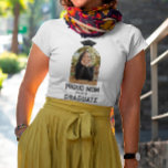 T-shirt Fier maman de l'arc de gradué en forme de photo<br><div class="desc">Chemise de fin d'études de maman fière personnalisée avec une photo du diplômé et de l'année avec une casquette de fin d'études couronnant une photo en arc de votre fils ou fille.</div>