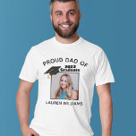 T-shirt Fier Papa de la licence Photo personnalisée Année<br><div class="desc">Personnalisé père fier d'un t-shirt de 2024 avec la photo et le nom personnalisés de votre élève senior. Dispose d'une jolie casquette de graduation sur la photo. Ces tee - shirts parents customisés sont parfaits pour une cérémonie de remise des diplômes. Montrez à tout le monde votre photographie senior.</div>