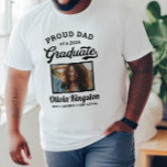 T-shirt Fier papa d'une photo blanche de 2025<br><div class="desc">Un élégant t-shirt blanc "Proud Dad of a 2025 Graduate" est décoré d'une photo de la grade encadrée en noir avec un nom simple et classique, l'année de classe et le libellé du nom de l'école qui peut être personnalisé pour tout membre de la famille. Les couleurs et le style...</div>