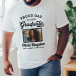 T-shirt Fier papa d'une photo blanche de 2025<br><div class="desc">Un élégant t-shirt blanc "Proud Dad of a 2025 Graduate" est décoré d'une photo de la grade encadrée en noir avec un nom simple et classique, l'année de classe et le libellé du nom de l'école qui peut être personnalisé pour tout membre de la famille. Les couleurs et le style...</div>