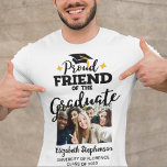 T-shirt Fière Ami du nom de la photo du diplômé<br><div class="desc">Célébrez la remise de diplômes de votre ami avec ce t-shirt moderne avec la légende "Fière AMIE de l'diplômé" en polices contemporaines noires décorées d'un grand casquette avec un goût d'or. Customisez facilement ce t-shirt avec une photo du diplômé, l'année de remise des diplômes et le nom de l'école en...</div>