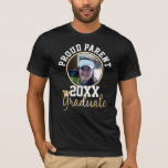 T-shirt Fière classe de parents de la photo<br><div class="desc">Fier chemise d'obtention de diplôme de photo parent. Classe simple de n'importe quel modèle de chemise année avec texte personnalisé. Illustration du casquette graduel. Eléments en feuille d'or Faux</div>