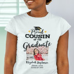 T-shirt Fière Cousin du nom de la photo diplômée<br><div class="desc">Célébrez la remise des diplômes de votre cousin avec ce t-shirt moderne avec la légende "Proud COUSIN of the Graduate" en polices contemporaines noires décorées d'un grand casquette avec un goût d'or. Customisez facilement ce t-shirt avec une photo du diplômé, l'année de remise des diplômes et le nom de l'école...</div>