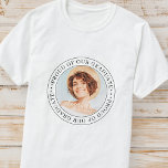 T-shirt Fière de notre Graduate 20XX Modern Graduation Pho<br><div class="desc">Ce design simple et classique est composé de typographie serif et d'ajouter une photo personnalisée.</div>