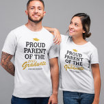 T-shirt Fière Famille Parente Diplômée Noir Jaune<br><div class="desc">T-shirt de la famille de graduation personnalisé avec un casquette jaune doré,  le dicton "fier parent du diplômé" qui peut être personnalisé à maman,  papa,  bestie,  soeur,  frère,  grand-mère,  grand-père ou tout autre titre,  l'année de classe,  le nom des diplômés,  et l'école ou le collège où ils ont fréquenté.</div>