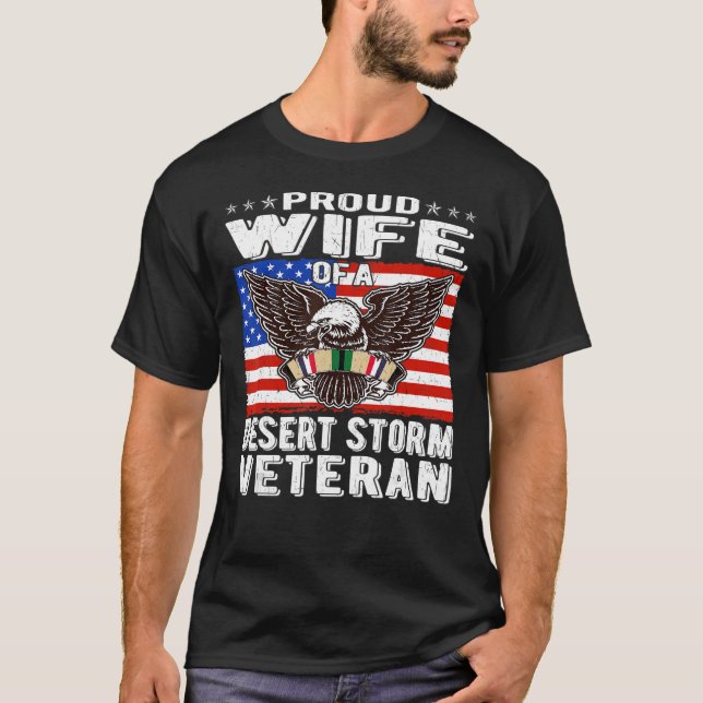 T-shirt  Fière Femme De Tempête Du Désert Vétéran Guerre D (Devant)