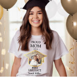 T-shirt Fière maman d'un diplômé de 2025 avec une photo et<br><div class="desc">Célébrez le jalon de votre enfant avec cette chemise de graduation personnalisée pour une mère fière! Ce design personnalisé comprend une photo du diplômé, de son nom et de son école - une façon parfaite pour les mamans de montrer amour, fierté et soutien en cette journée spéciale. Que vous soyez...</div>