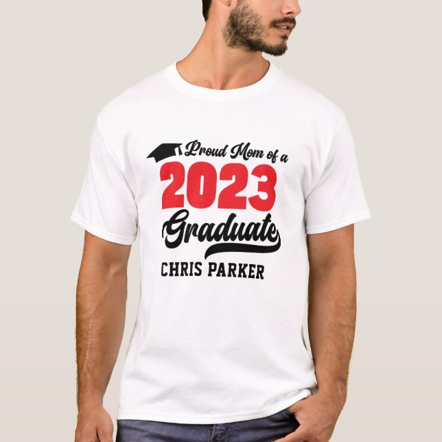 T-shirt Fière MOM d'un 2023 Graduate Modern Red Script (Devant)