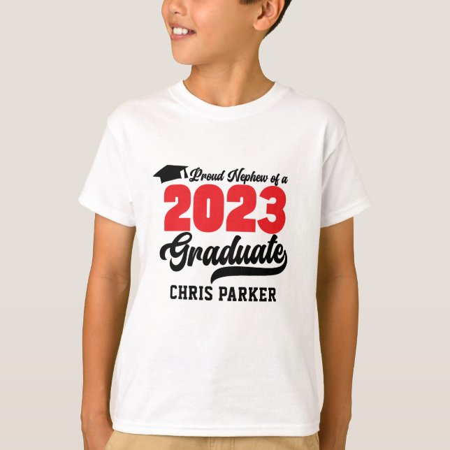 T-shirt Fière Nephew d'un Script Red Bold 2023 Graduate (Devant)